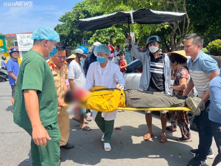 can bo csgt va canh sat hinh su cuu nam shipper bi choang nga xe tren duong