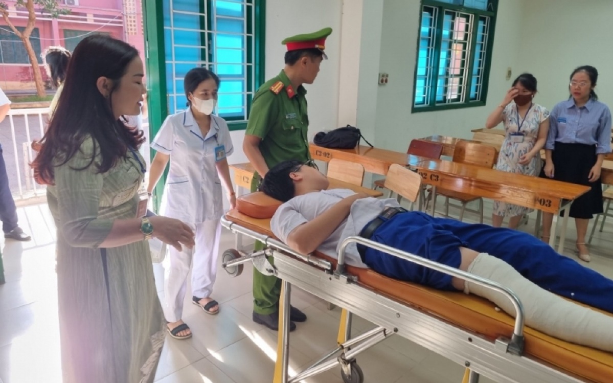 quang tri thi sinh bi gay chan tren duong di thi duoc bo tri phong thi rieng1