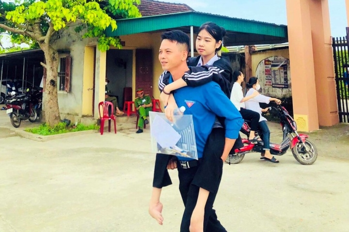 nu sinh xuong thuy tinh duoc bi thu doan xa cong vao phong thi lop 10 nu sinh xuong thuy tinh duoc bi thu doan xa cong vao phong thi lop 10