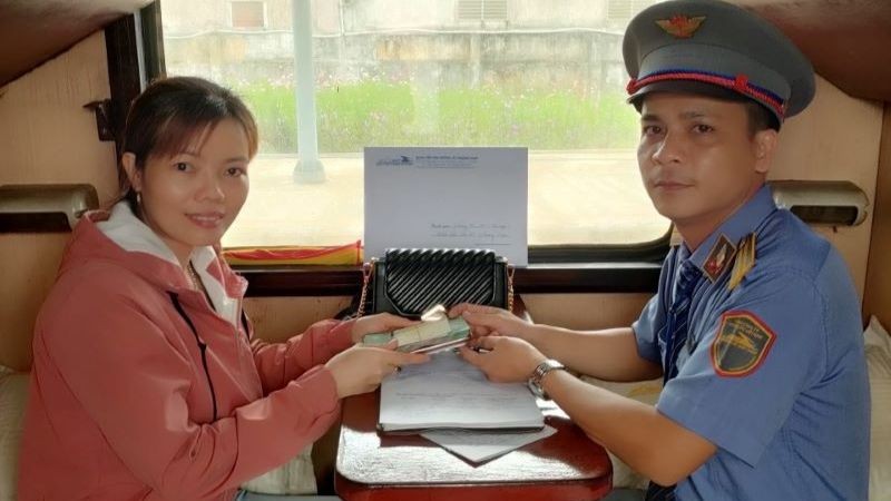 trao tra lai hon 33 trieu dong hanh khach bo quen tren tau trao tra lai hon 33 trieu dong hanh khach bo quen tren tau