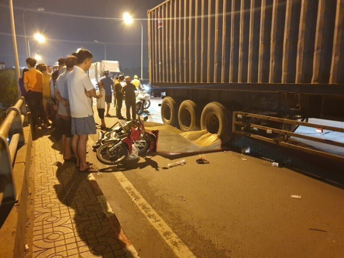 nu cong nhan vua tan ca gap tai nan lot vao gam xe container chay cung chieu nu cong nhan vua tan ca gap tai nan lot vao gam xe container chay cung chieu