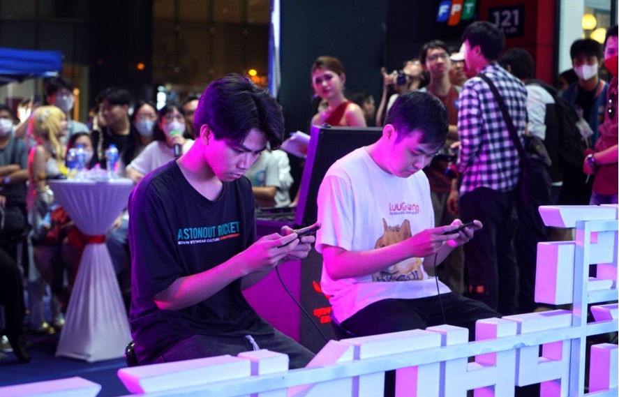 streamer brox khuay dong su kien mo ban som dien thoai asus rog phone 7 tai fpt shop