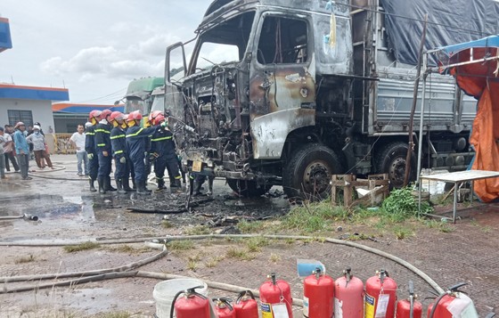 hien truong vu xe tai boc chay gan cua hang xang dau o quang ngai dspl 2