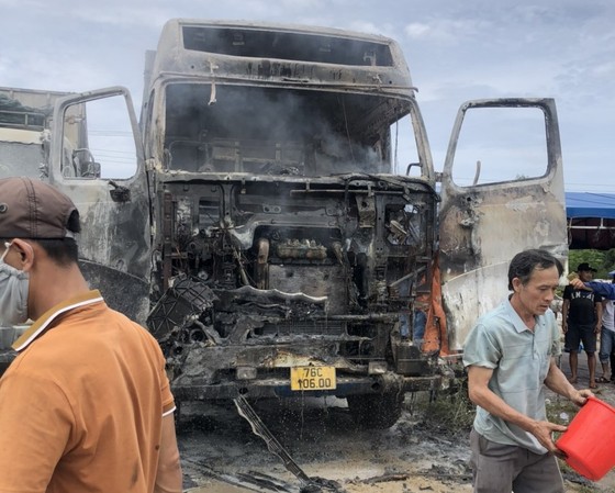 hien truong vu xe tai boc chay gan cua hang xang dau o quang ngai dspl 3