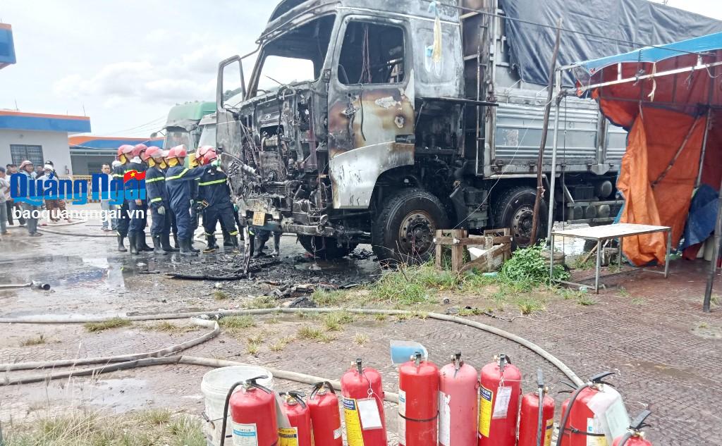 hien truong vu xe tai boc chay gan cua hang xang dau o quang ngai dspl 4