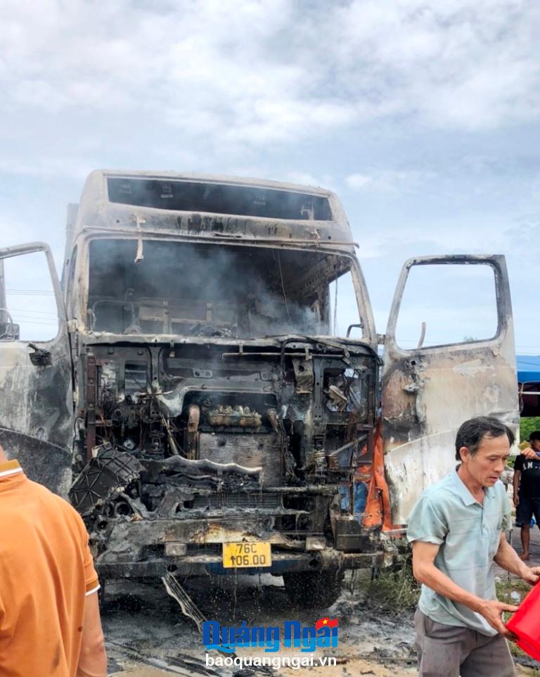 hien truong vu xe tai boc chay gan cua hang xang dau o quang ngai dspl 5