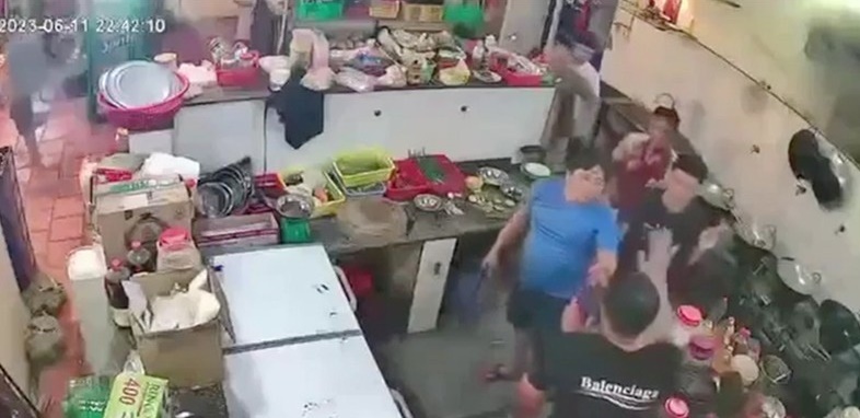 thay cha bi danh trong luc nhau con cung nguoi khac chem nan nhan den tu vong2 thay cha bi danh trong luc nhau con cung nguoi khac chem nan nhan den tu vong2