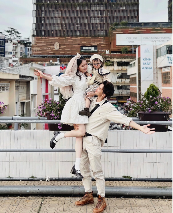 cap vo chong hung yen gay sot voi bo anh ca the gioi tren tay ba 4
