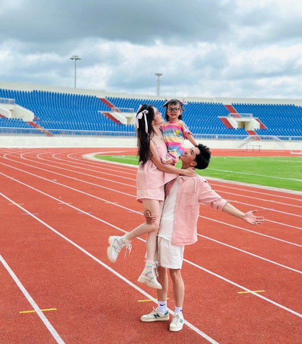 cap vo chong hung yen gay sot voi bo anh ca the gioi tren tay ba 6