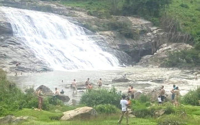 nghe an du khach tu vong khi dung o doc thac sao va chup anh nghe an du khach tu vong khi dung o doc thac sao va chup anh