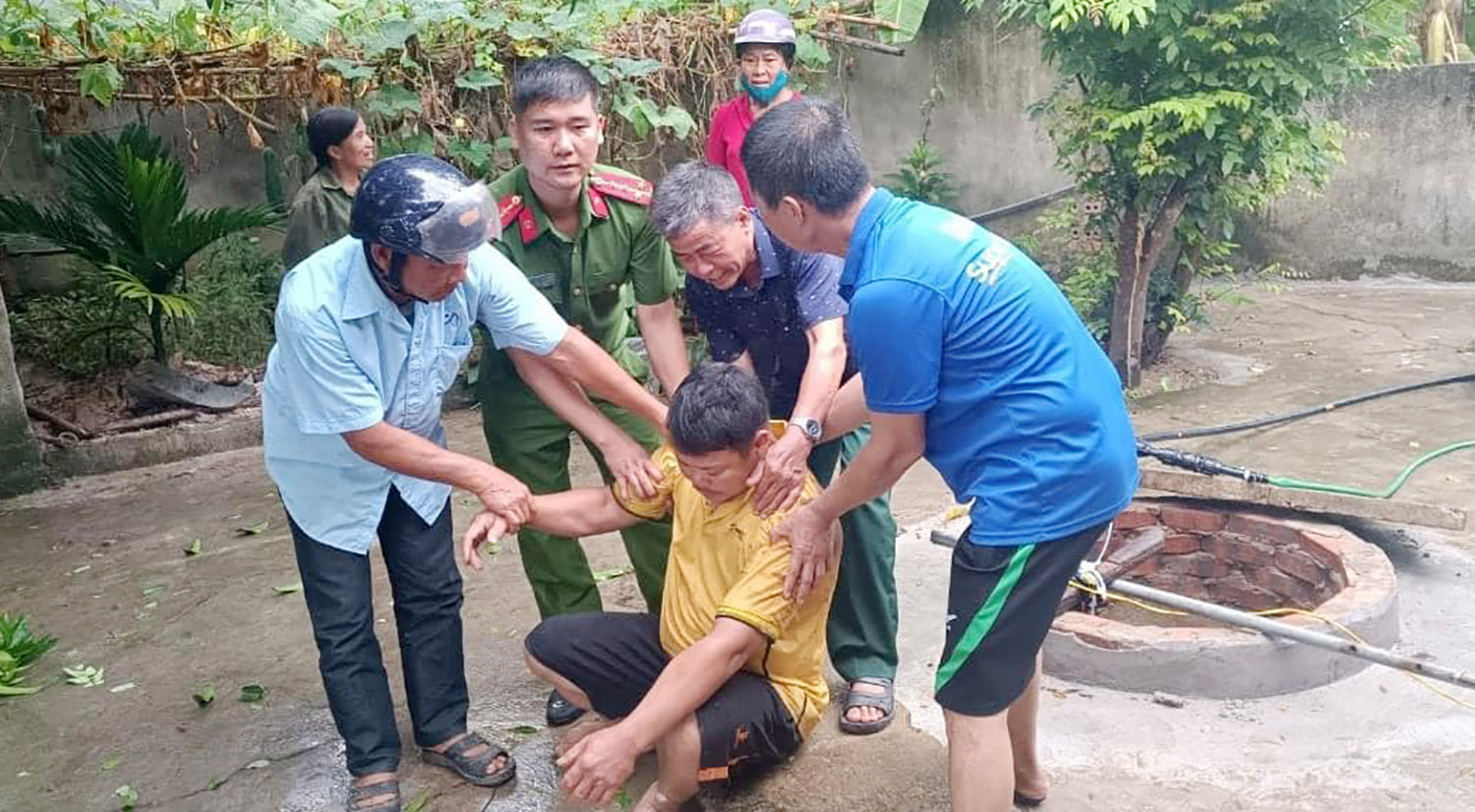 ngat khi duoi gieng sau 13m nguoi dan ong duoc giai cuu kip thoi 1 ngat khi duoi gieng sau 13m nguoi dan ong duoc giai cuu kip thoi 1