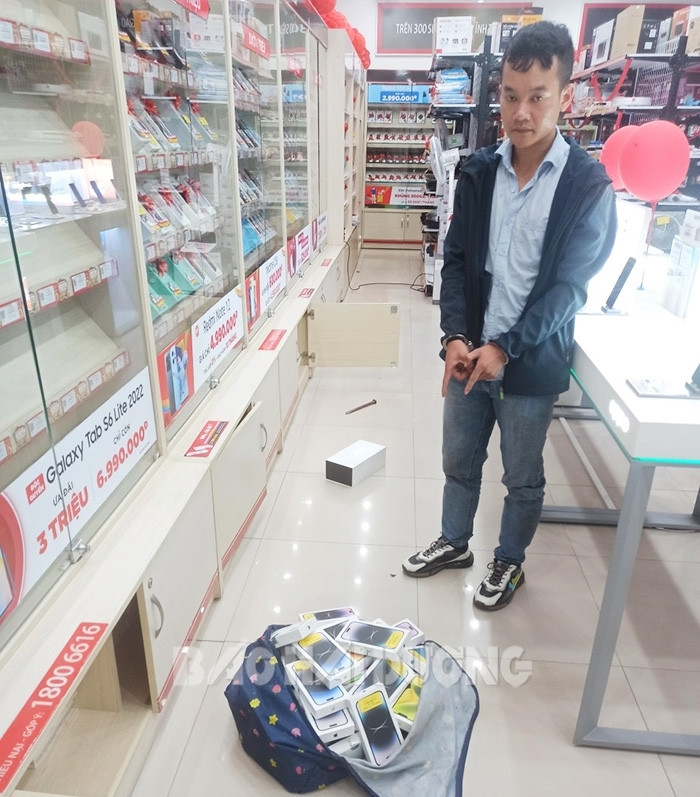 khoi to doi tuong dot nhap cua hang fpt trom hon 40 dien thoai tri gia gan 1 ty dong khoi to doi tuong dot nhap cua hang fpt trom hon 40 dien thoai tri gia gan 1 ty dong