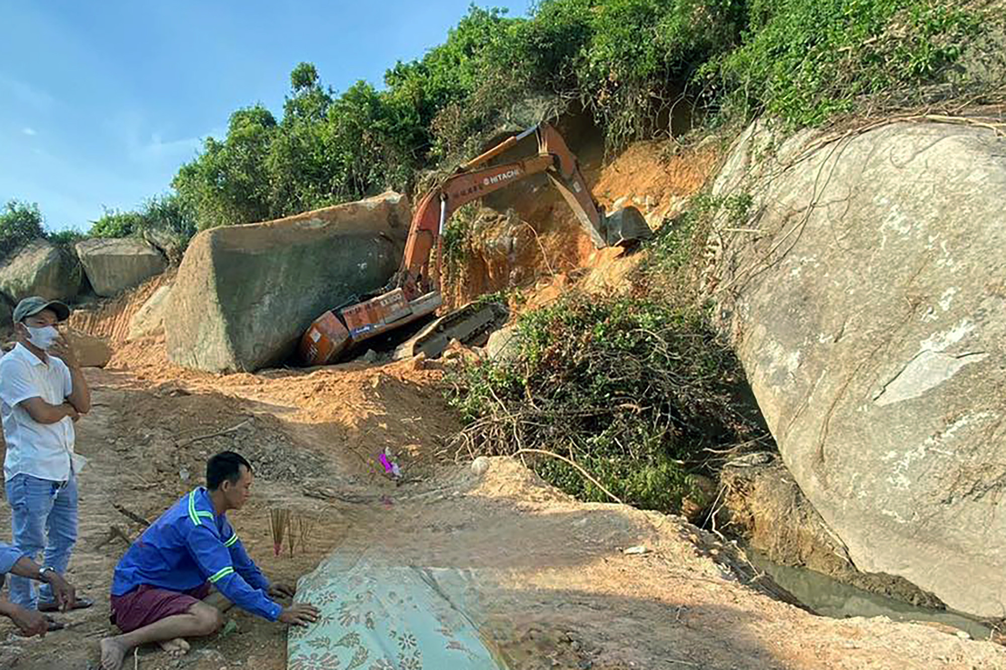 tai xe may xuc bi da de tu vong khi thi cong cao toc o phu yen