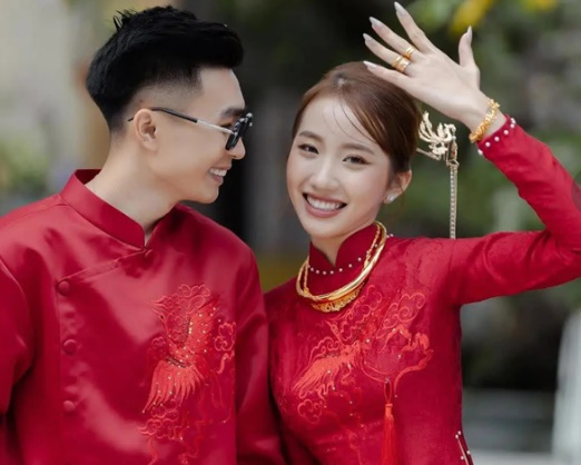 2 co gai viet dep mon mon lam dau hao mon o tuoi 18 duoc chong cung nhu trung mong 12