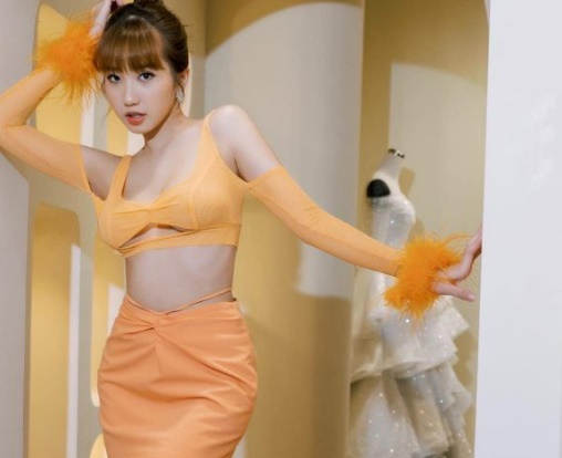 2 co gai viet dep mon mon lam dau hao mon o tuoi 18 duoc chong cung nhu trung mong 16