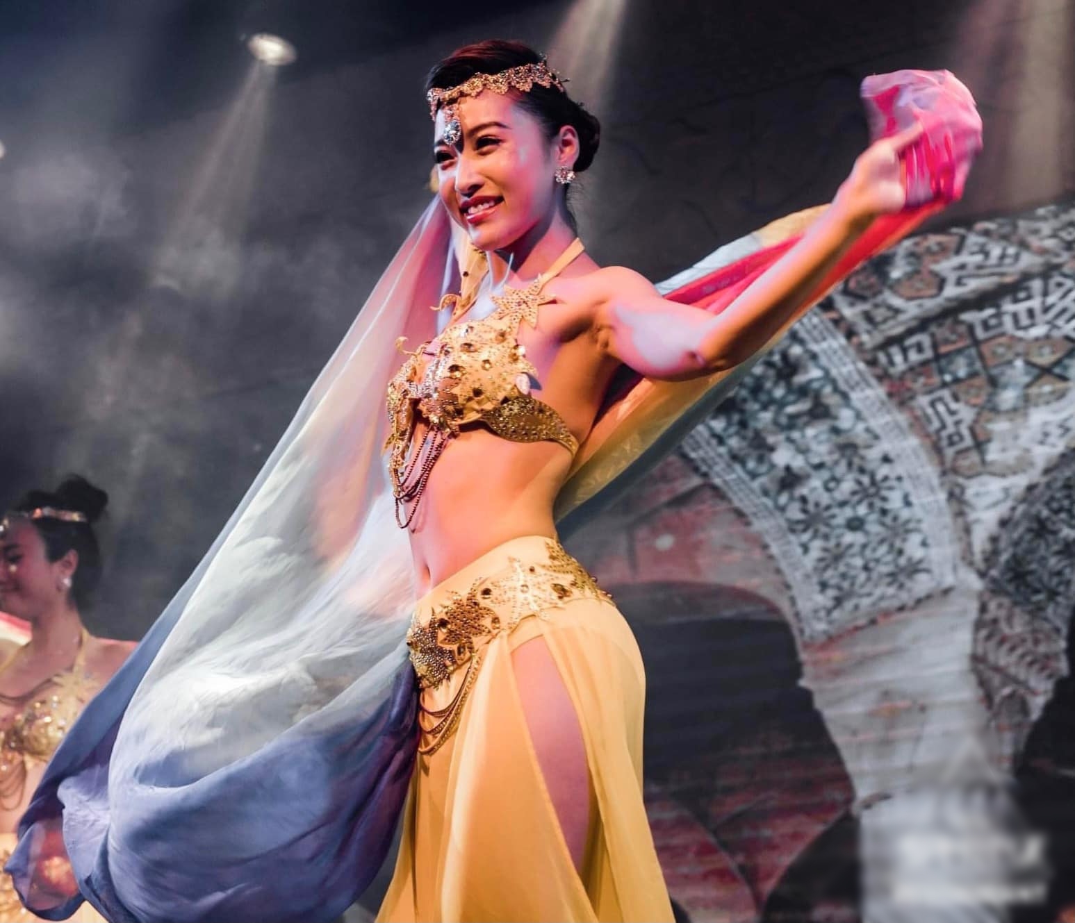 nu dien vien vtv noi gi ve bo vay gay tranh cai khi di nhay 3