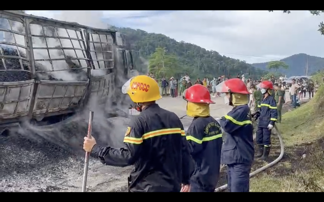 hien truong vu xe tai cho than boc chay tro khung tren duong ho chi minh dspl 4