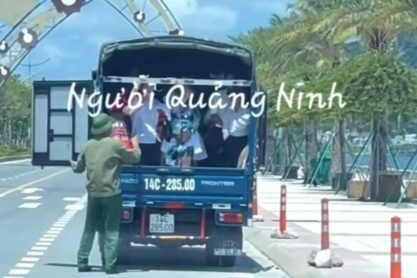 quang ninh tai xe cho hoc sinh tren thung xe bi tuoc giay phep2 quang ninh tai xe cho hoc sinh tren thung xe bi tuoc giay phep2