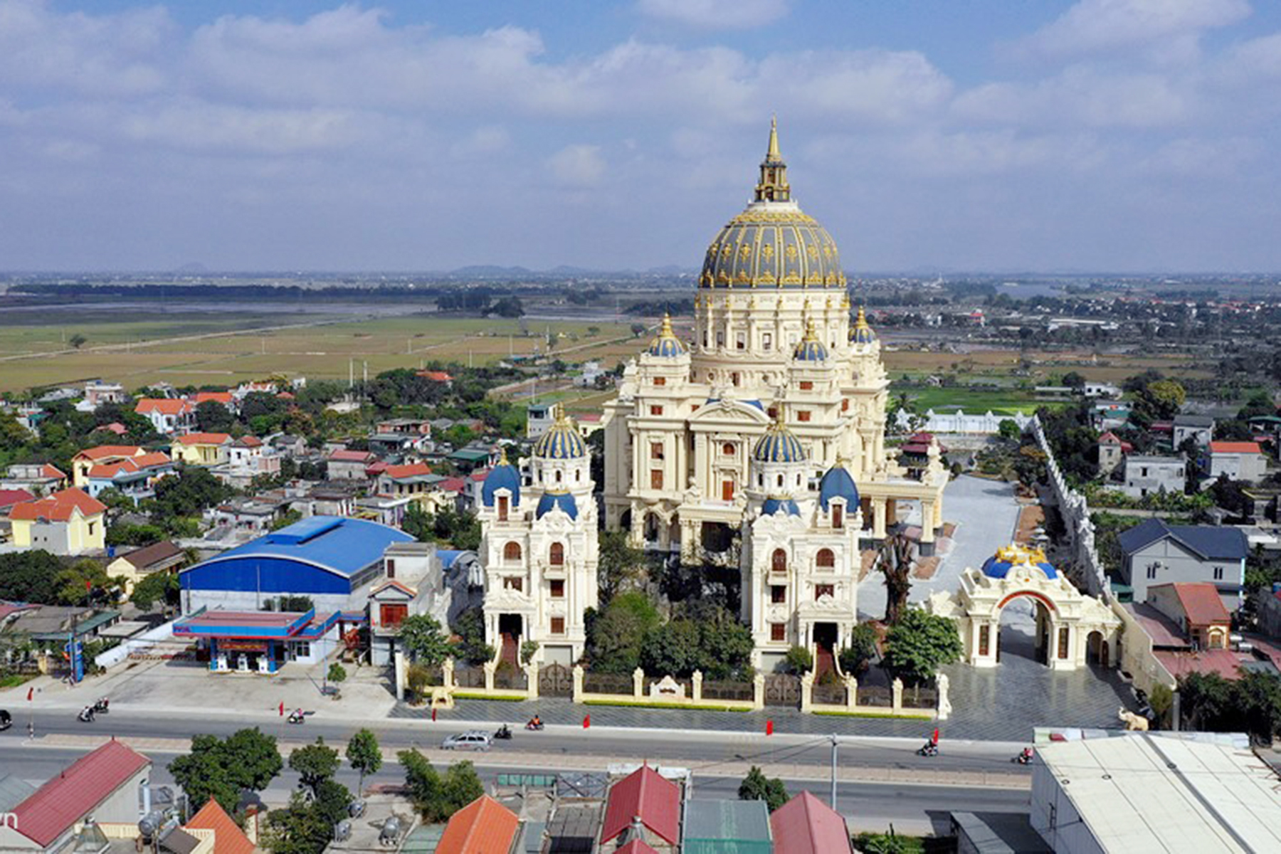 lau dai nghin ty dong cua dai gia ninh binh tran dat vang phong nghe nhac chua duoc 300 nguoi 1 lau dai nghin ty dong cua dai gia ninh binh tran dat vang phong nghe nhac chua duoc 300 nguoi 1