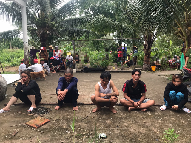 tam giu 5 nguoi trong 1 gia dinh xong vao nha nguoi quen khong che cuop tai san