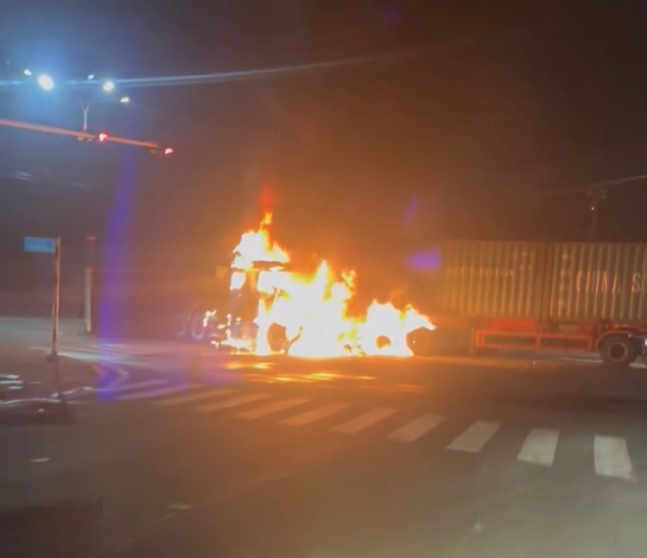 hien truong vu hai xe container doi dau chay tro khung giua nga tu dspl 4