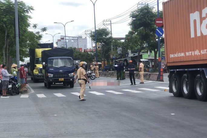 va cham voi xe container khi re sang duong nguoi phu nu gap tai nan thuong tam