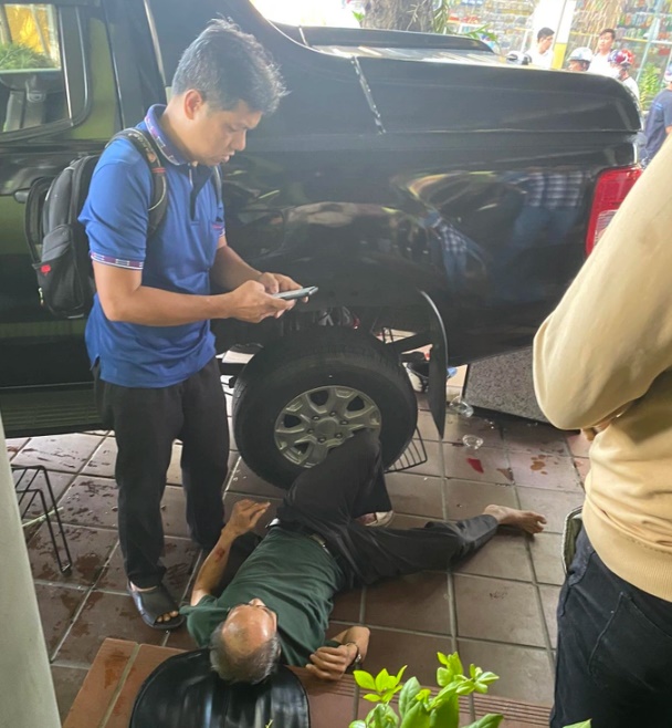 o to ban tai khong nguoi lai chay thang vao quan ca phe khach bo chay tan loan4 o to ban tai khong nguoi lai chay thang vao quan ca phe khach bo chay tan loan4