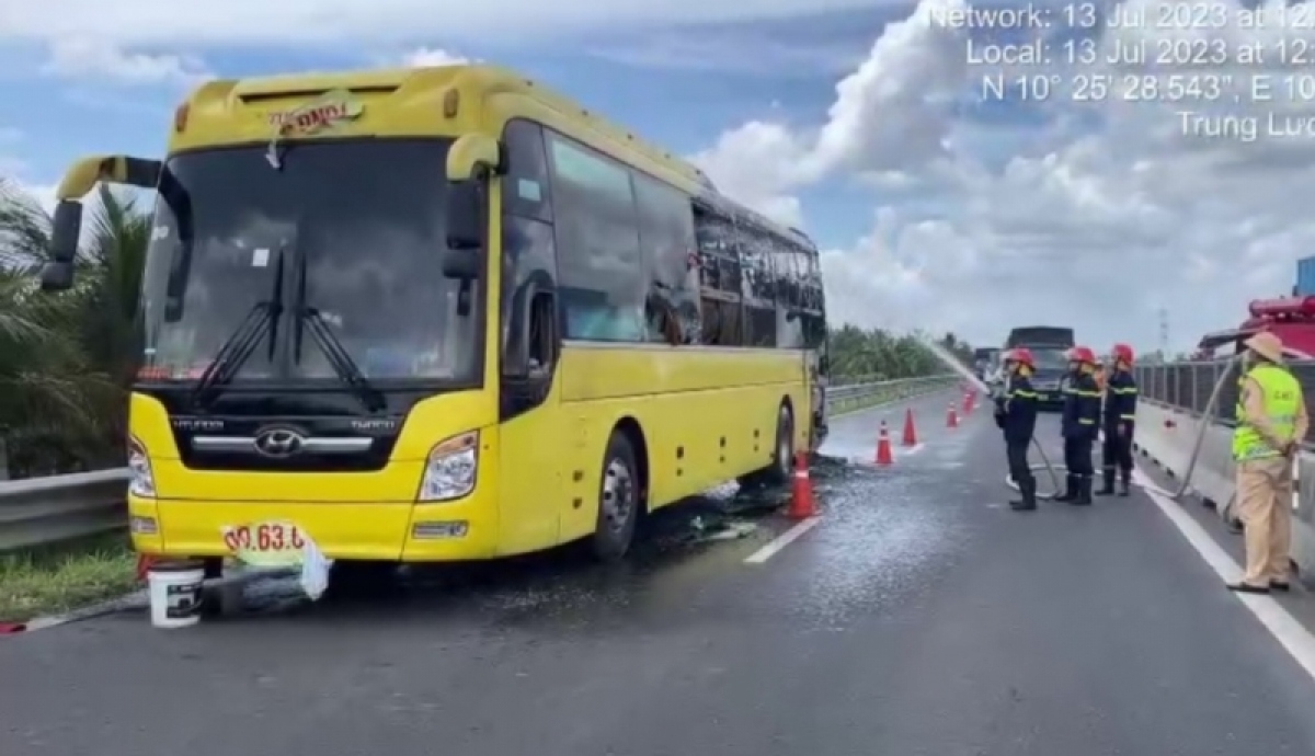 xe o to cho 34 hanh khach tren duong cao toc boc chay xe o to cho 34 hanh khach tren duong cao toc boc chay