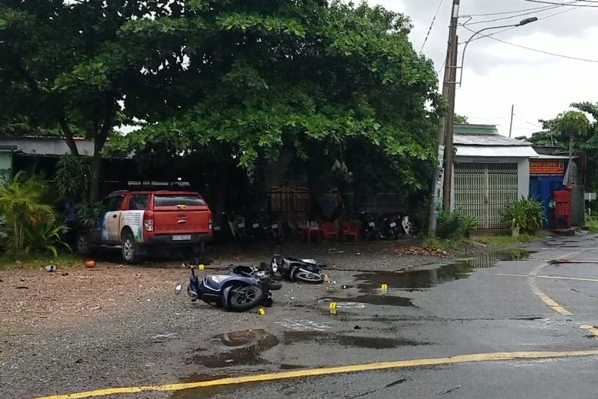 tphcm o to ban tai va cham 2 xe may 2 nguoi thuong vong dspl 1