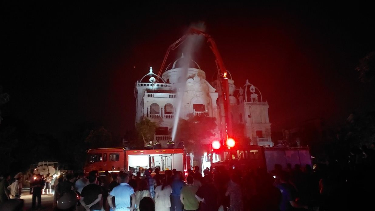 biet thu sang trong o hoa binh boc chay dieu dong ca xe phun be tong cuu hoa dspl 2 biet thu sang trong o hoa binh boc chay dieu dong ca xe phun be tong cuu hoa dspl 2