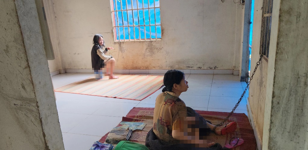 lam dong phat hien 3 nguoi phu nu bi xich chan trong nha kho3 lam dong phat hien 3 nguoi phu nu bi xich chan trong nha kho3