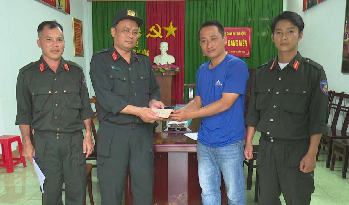 nhat duoc 45 trieu dong thuong sy canh sat tra lai nguoi danh roi