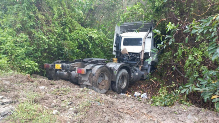xe container keo ro mooc lao xuong rung tram quoc lo 62 ket hon 3km xe container keo ro mooc lao xuong rung tram quoc lo 62 ket hon 3km