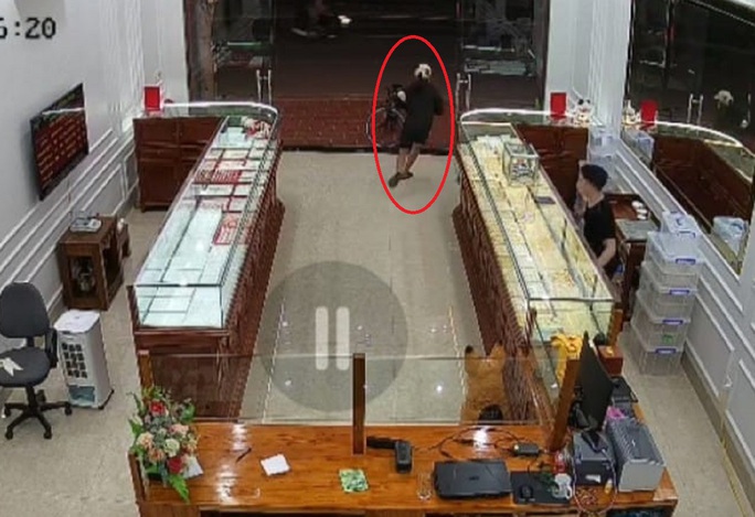 thieu nien 16 tuoi cuop tiem vang sa luoi sau hon 20 gio gay an thieu nien 16 tuoi cuop tiem vang sa luoi sau hon 20 gio gay an
