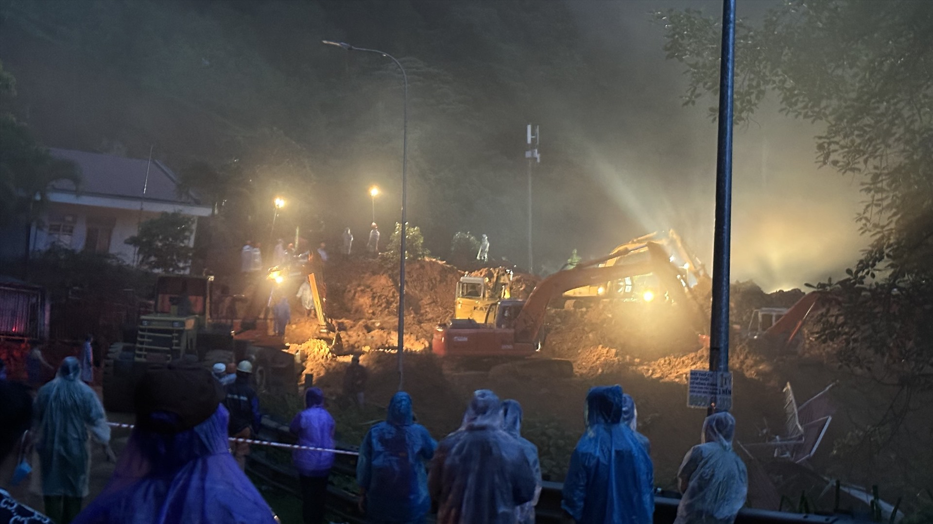 vu sat lo tren deo bao loc cam dong hinh anh chien si csgt lan da truoc luc hy sinh vu sat lo tren deo bao loc cam dong hinh anh chien si csgt lan da truoc luc hy sinh