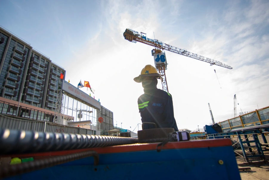 cam nguoi co chuc vu thuoc bo xay dung lap doanh nghiep trong 9 linh vuc