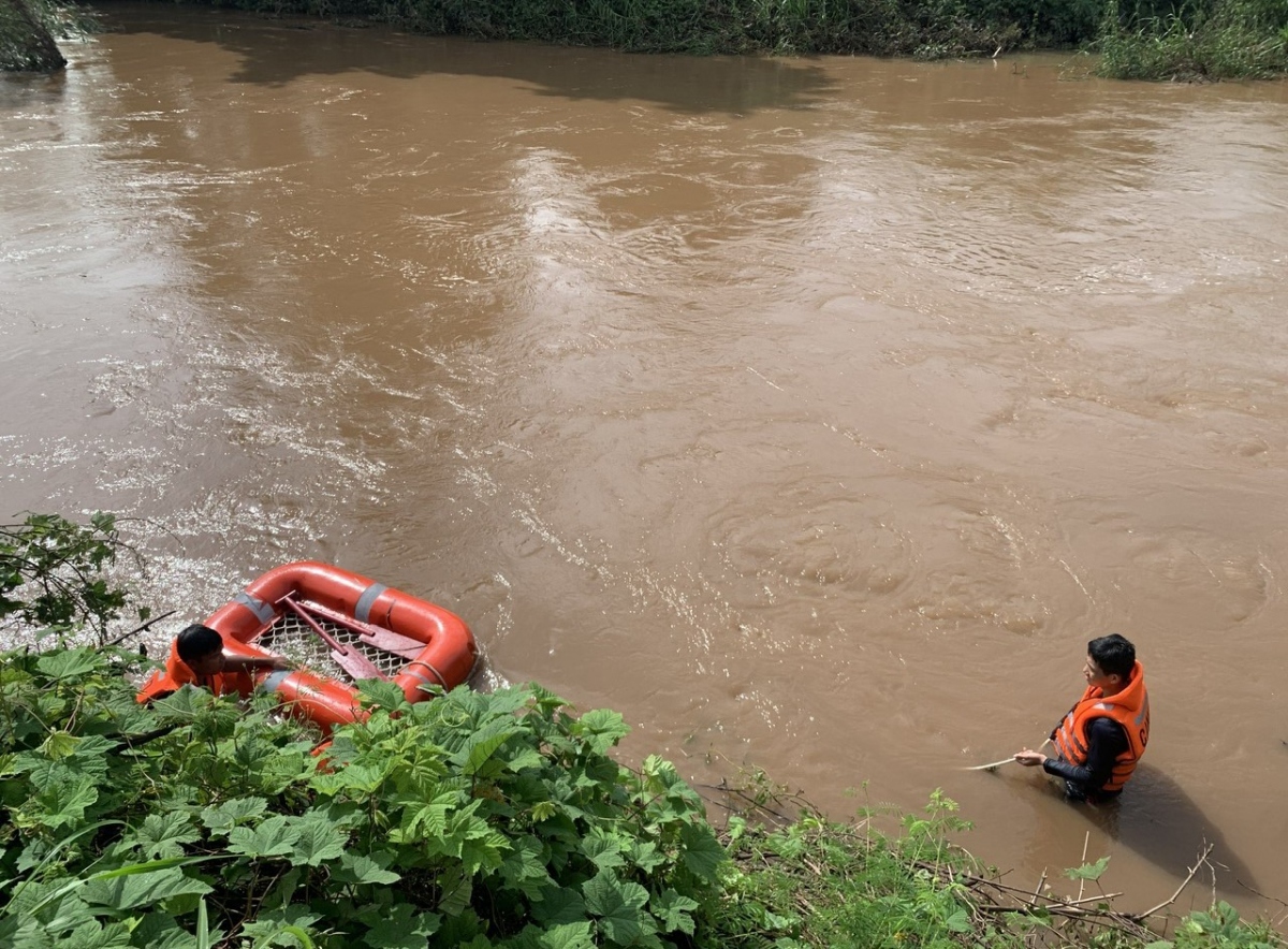 thach nhau boi qua suoi 1 thanh nien bi nuoc cuon mat tich