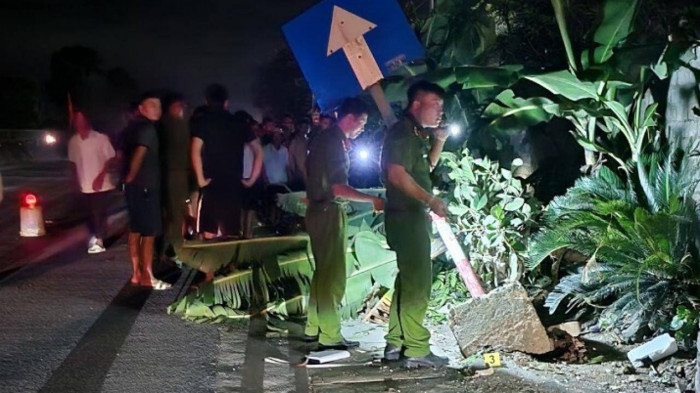 nguoi dan ong di xe may tu vong sau cu tong truc dien vao cot bien bao nguoi dan ong di xe may tu vong sau cu tong truc dien vao cot bien bao