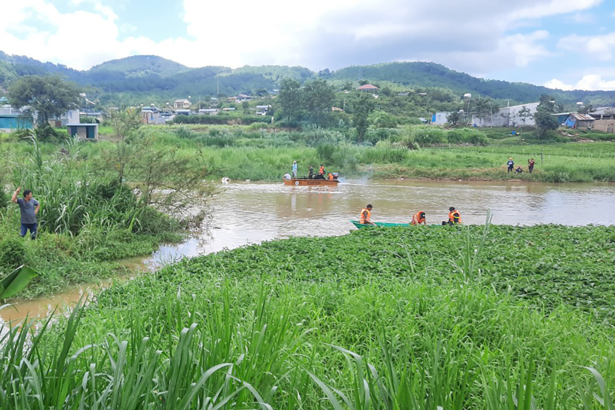boi qua song de tro ve nha be trai 7 tuoi bi nuoc cuon tu vong thuong tam boi qua song de tro ve nha be trai 7 tuoi bi nuoc cuon tu vong thuong tam