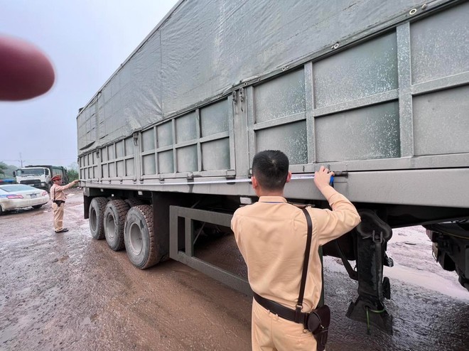 cong an ha noi ra quan tong kiem soat xe o to van tai hanh khach va container cong an ha noi ra quan tong kiem soat xe o to van tai hanh khach va container