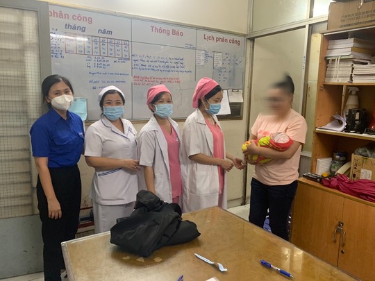 nu quai len mang tim san phu khong muon nuoi con du do ban tre so sinh2
