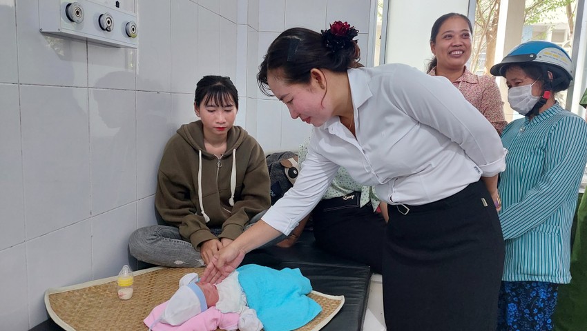 be gai so sinh bi bo roi ben cau luc dem toi