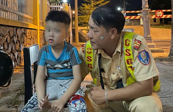 canh sat thua thien hue tim nguoi than cho be trai di lac trong dem