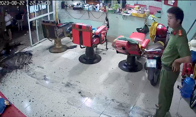 niu keo tinh cam bat thanh tat son vao tiem toc cua vo cu