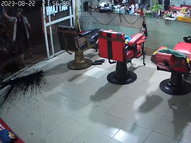 niu keo tinh cam bat thanh tat son vao tiem toc cua vo cu2