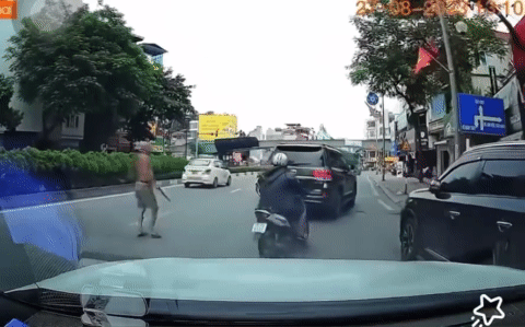bat nguoi dan ong phi dao vao o to dang chay o ha noi bat nguoi dan ong phi dao vao o to dang chay o ha noi
