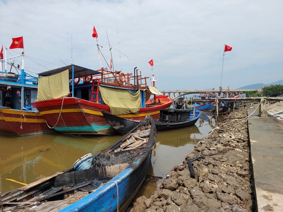 tin thoi su nong moi nhat ngay 292023 csgt soc trang ho tro xang xe nuoc uong cho nguoi dan ve que nghi le