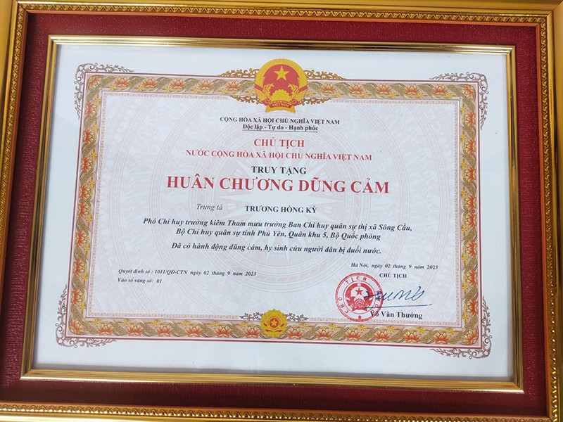 truy tang huan chuong dung cam cho trung ta cuu 2 nguoi duoi nuoc truy tang huan chuong dung cam cho trung ta cuu 2 nguoi duoi nuoc