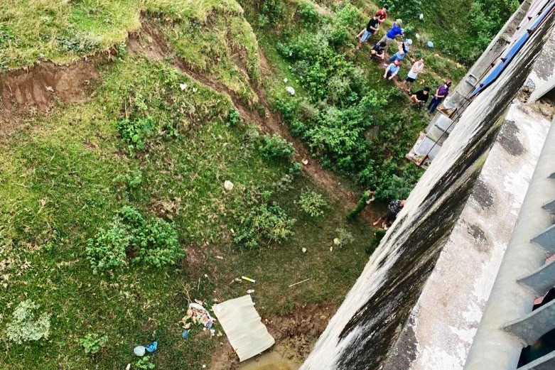 phat hien thi the nam sinh duoi gam cau o thanh hoa