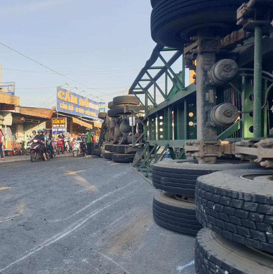 xe container lat ngang giua duong tai xe dap cua thoat than dspl 1